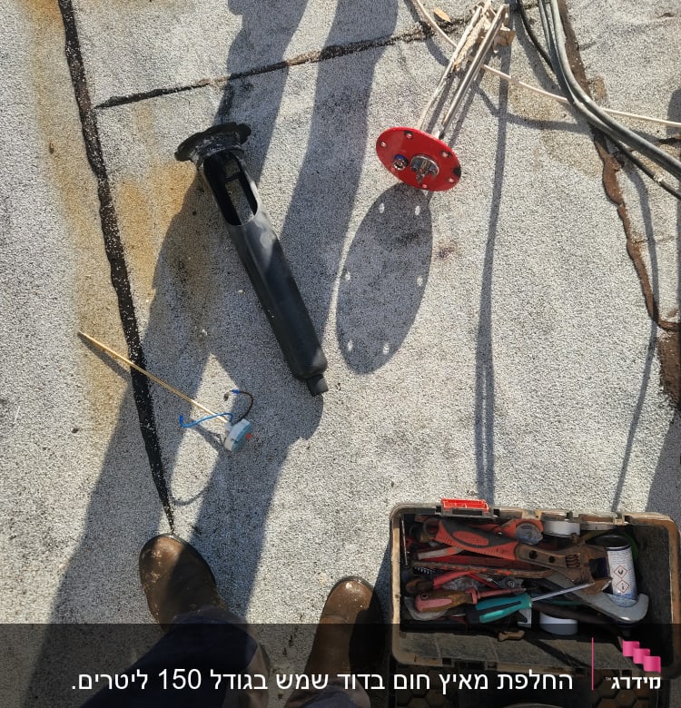חלקי דוד שמש וכלי עבודה על גג